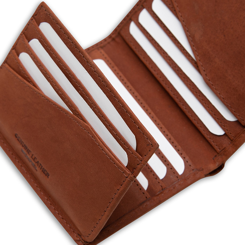 Simple leather purse with logo in Havana color, close-up detail of card slots, on a white background - MONPIEL