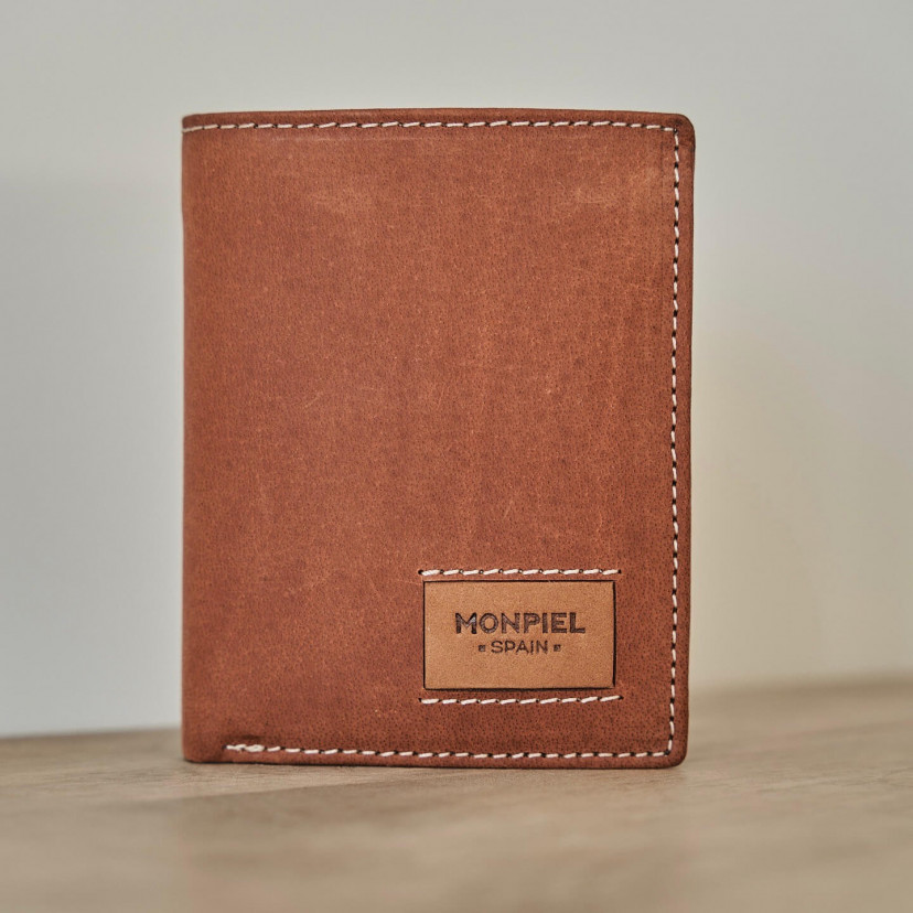Simple leather purse with logo in Havana color, front view, on a wooden table - MONPIEL