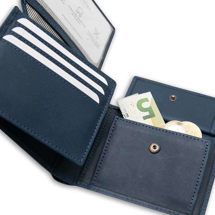 Carteira americana grande com logo de couro na cor azul aberta com detalhe interno sobre fundo branco - MONPIEL