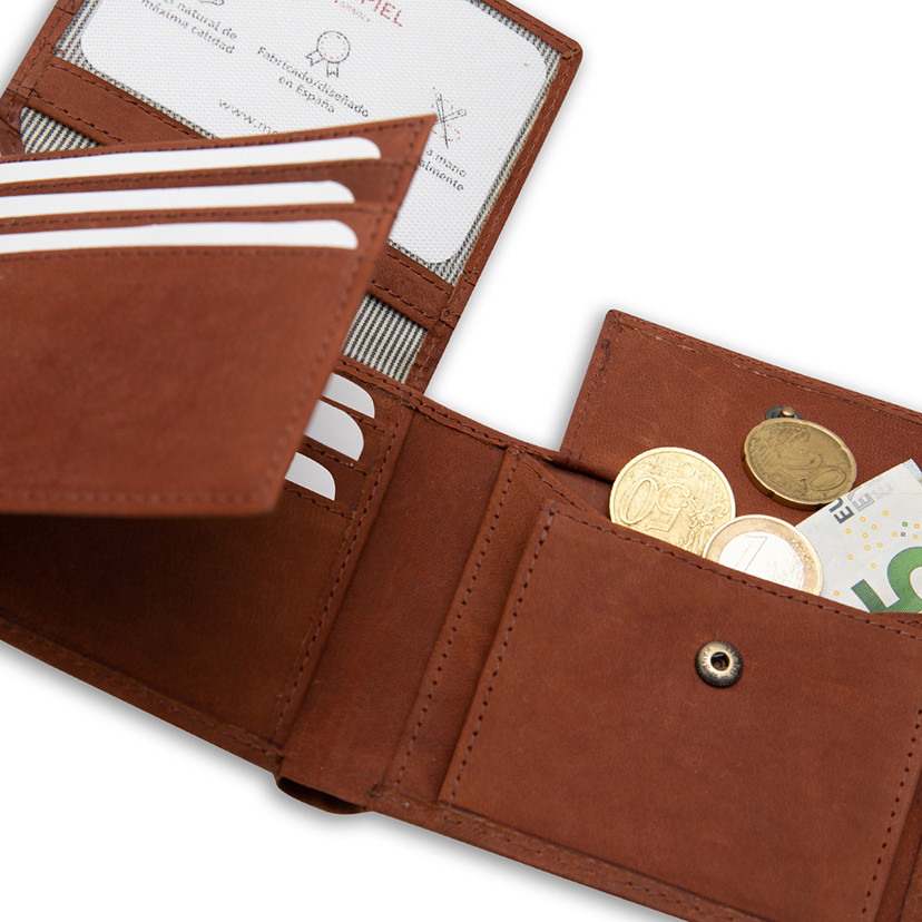 Large American-style leather purse with logo in Havana color, interior detail, on a white background - MONPIEL