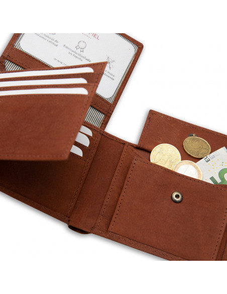 Grand portefeuille américain en cuir avec logo couleur havane, détail intérieur sur fond blanc - MONPIEL Grand portefeuille américain en cuir avec logo couleur havane, détail intérieur sur fond blanc - MONPIEL