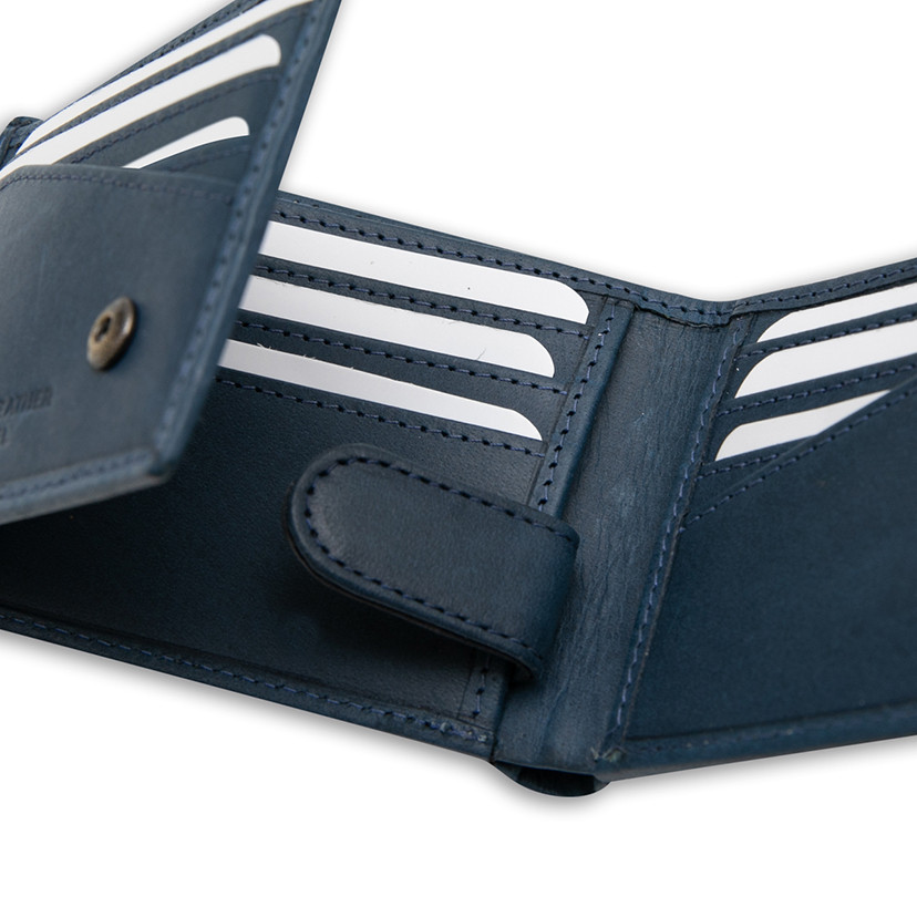 Carteira americana pequena de couro na cor azul com detalhe interno em primeiro plano sobre fundo branco - MONPIEL