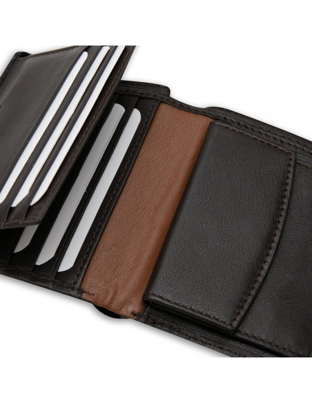 Leather billfold with clasp and lateral stripe in brown, interior detail on white background - MONPIEL Leather billfold with clasp and lateral stripe in brown, interior detail on white background - MONPIEL