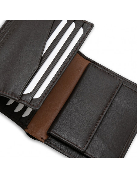 Portafoglio in pelle con riga laterale e portamonete in colore marrone, primo piano dell’interno su sfondo bianco - MONPIEL