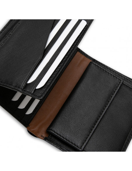 Billetero con monedero raya lateral de piel en color negro con detalle interior en primer plano sobre fondo blanco - MONPIEL