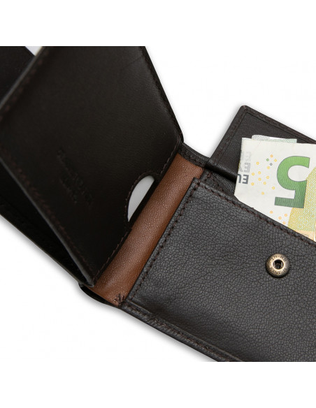 Portafoglio americano piccolo in pelle con riga laterale in colore marrone, primo piano dell’interno su sfondo bianco - MONPIEL