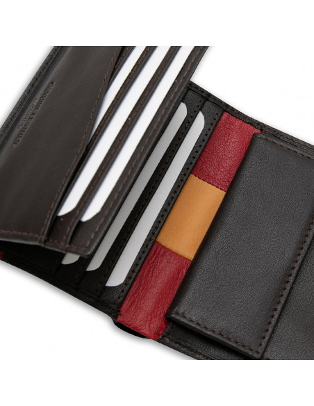 Portafoglio in pelle con design bandiera spagnola in marrone, primo piano dell’interno su sfondo bianco - MONPIEL