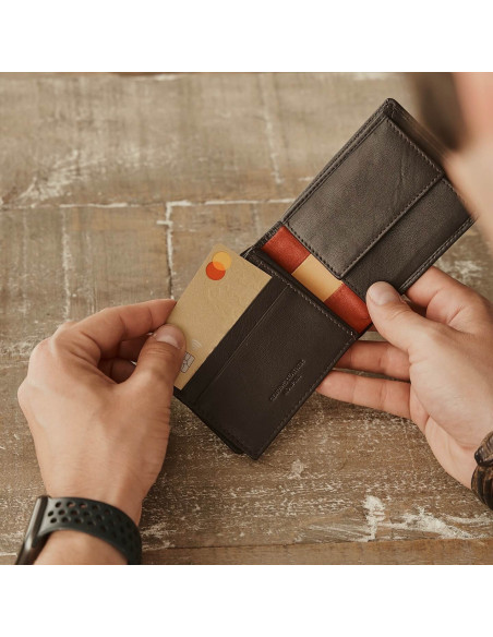 Cartera americana grande bandera españa de piel en color marrón con detalle tarjeta sobre mesa de madera - MONPIEL Cartera americana grande bandera españa de piel en color marrón con detalle tarjeta sobre mesa de madera - MONPIEL
