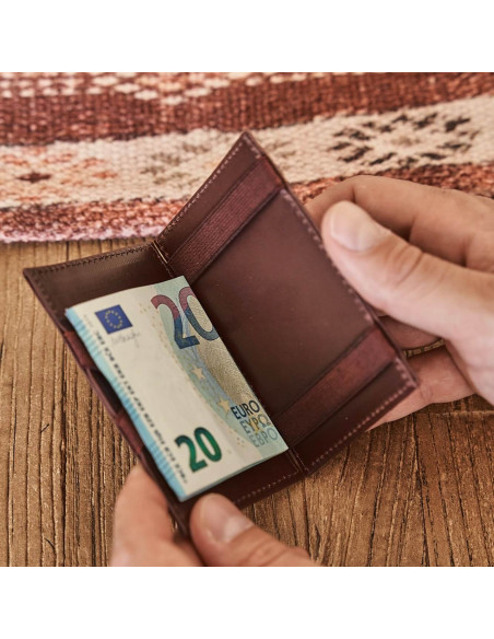 Porte-cartes magique en cuir couleur havane, ouvert avec détail billet sur table en bois - MONPIEL