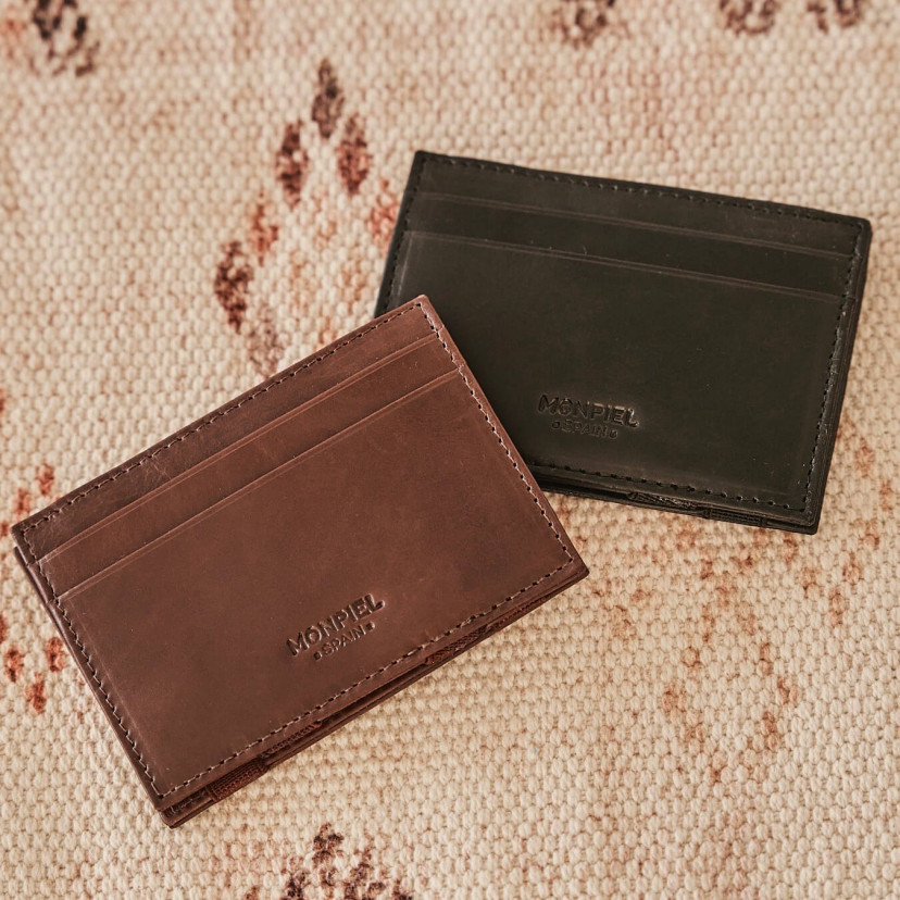 Magic leather cardholder in Havana and black colors, front view, on a rug - MONPIEL