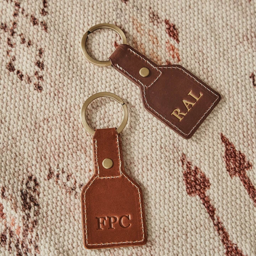 Square leather keychain in brown and Havana colors, featuring personalized initials - MONPIEL
