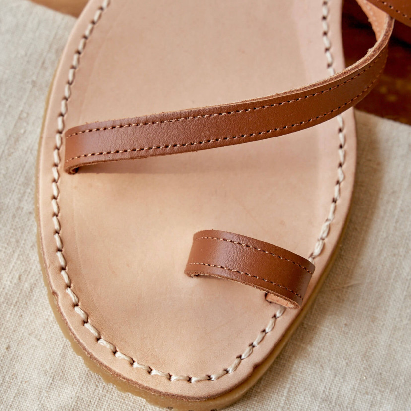 Milos leather strappy sandal in tan color, close-up of toe strap detail - MONPIEL