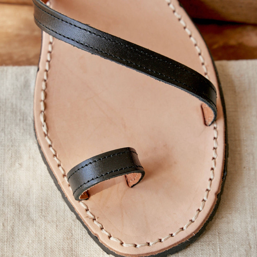 Milos leather strappy sandal in black color, close-up of toe strap detail - MONPIEL