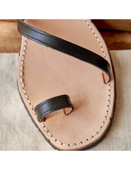 Milos-Ledersandale mit Riemen in Schwarz, Nahaufnahme des Zehenriemens - MONPIEL