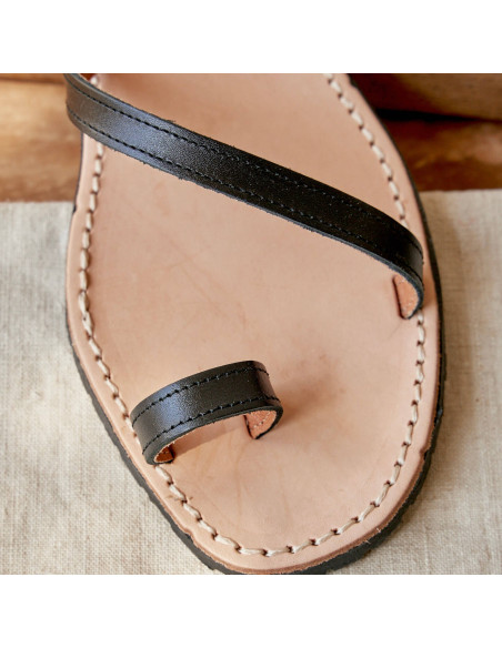 Milos leather strappy sandal in black color, close-up of toe strap detail - MONPIEL