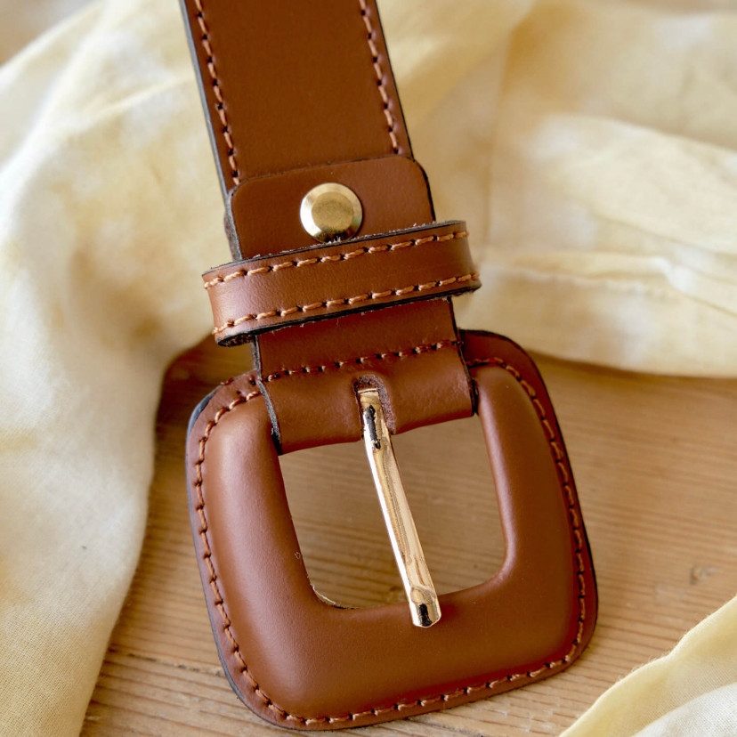 Women's leather belt with covered buckle in brown color, close-up buckle detail - MONPIEL