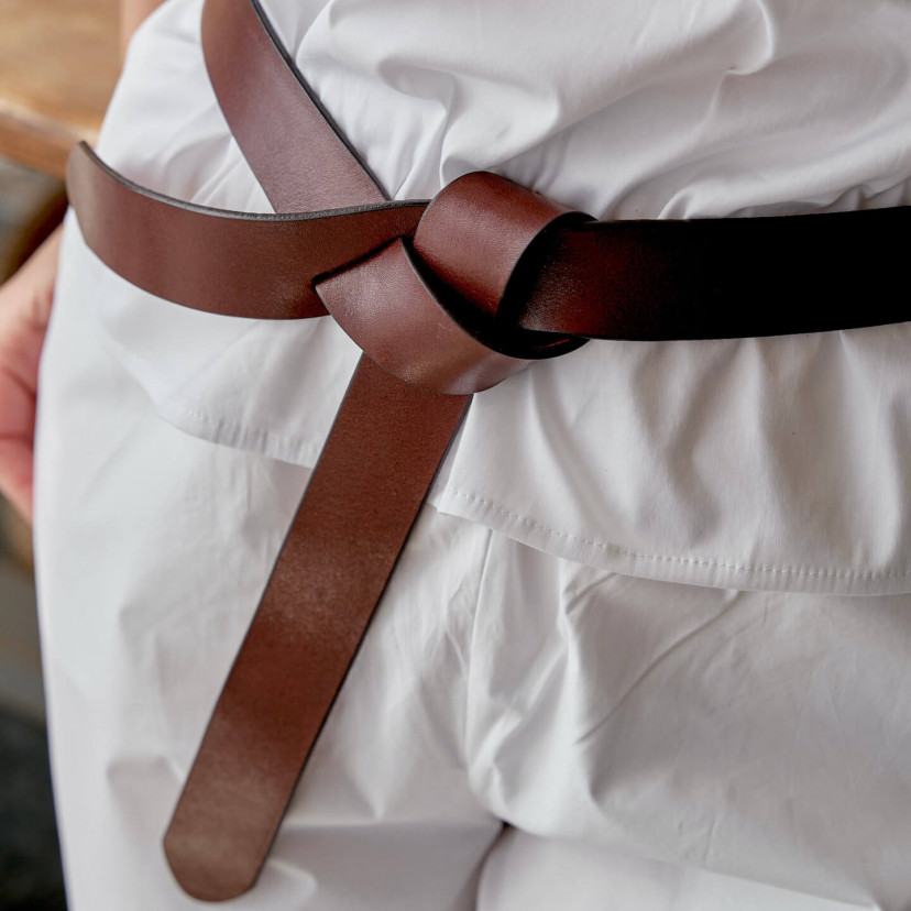 Cinto de couro com nó vaquetilla na cor couro sobre um conjunto branco - MONPIEL