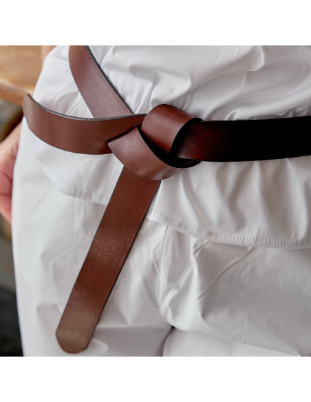 Cinto de couro com nó vaquetilla na cor couro sobre um conjunto branco - MONPIEL Cinto de couro com nó vaquetilla na cor couro sobre um conjunto branco - MONPIEL