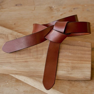 Vaquetilla leather knot belt in tan color, featuring personalized initials - MONPIEL 2