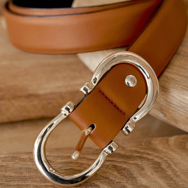 Ceinture en cuir pour femme avec double boucle en noir, gros plan sur la boucle - MONPIEL 2