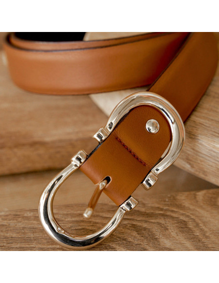 Women’s double buckle leather belt in tan, close-up of the buckle - MONPIEL Women’s double buckle leather belt in tan, close-up of the buckle - MONPIEL