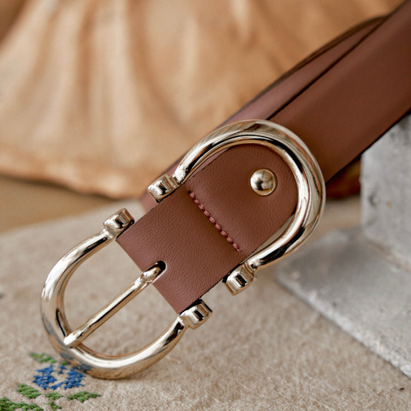 Women’s double buckle leather belt in pink blush color, close-up of the buckle detail - MONPIEL