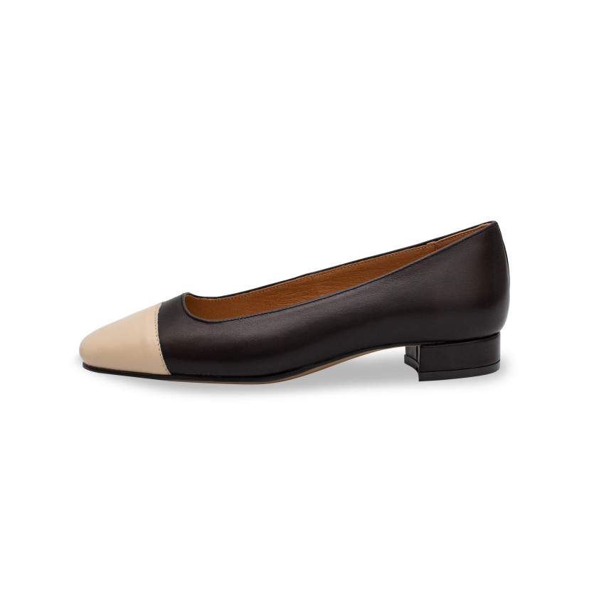 Sapato feminino de bico quadrado de couro preto com ponta bege, vista de perfil sobre fundo branco - MONPIEL