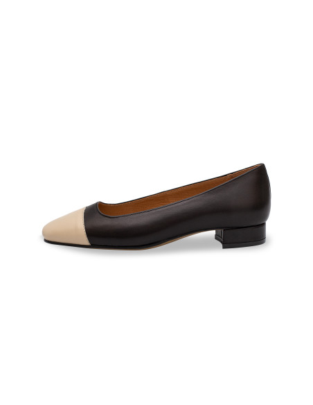 Sapato feminino de bico quadrado de couro preto com ponta bege, vista de perfil sobre fundo branco - MONPIEL Sapato feminino de bico quadrado de couro preto com ponta bege, vista de perfil sobre fundo branco - MONPIEL