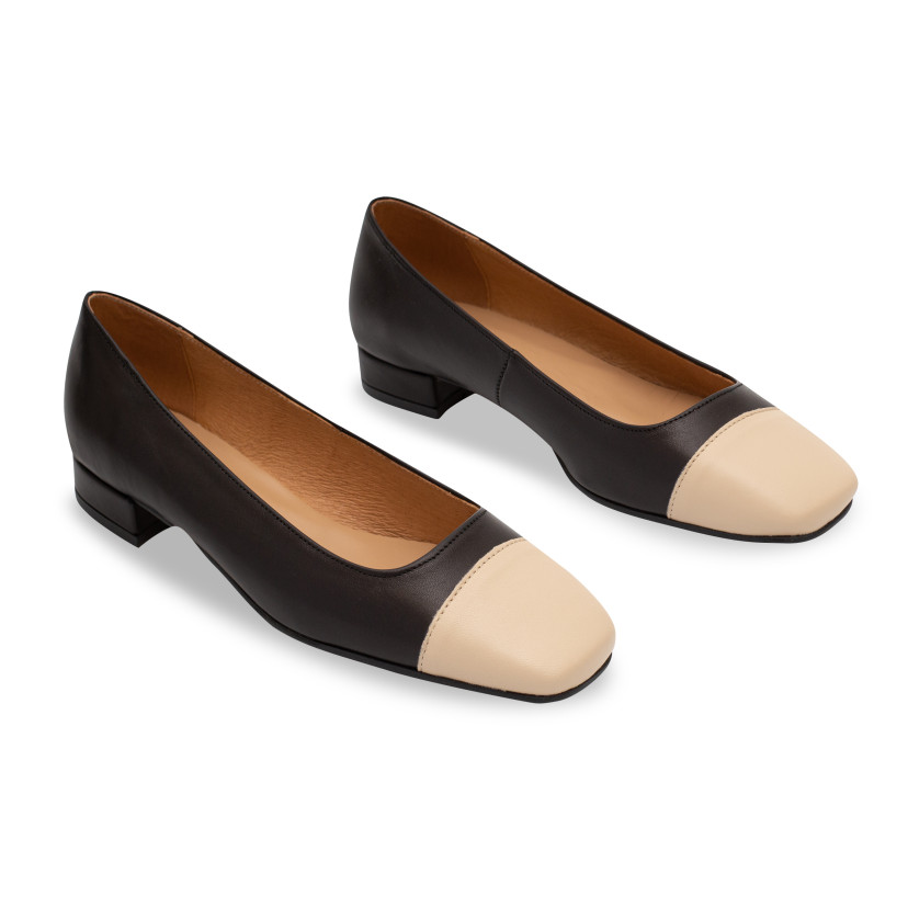 Sapato feminino de bico quadrado de couro preto com ponta bege, vista em perspectiva sobre fundo branco - MONPIEL
