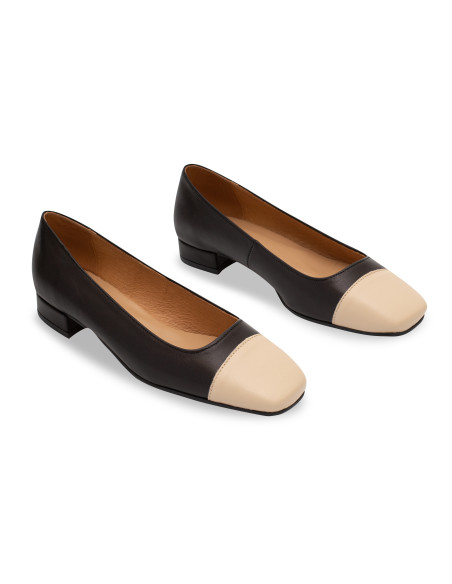 Chaussure à bout carré pour femme en cuir noir avec bout beige, vue en perspective sur fond blanc - MONPIEL Chaussure à bout carré pour femme en cuir noir avec bout beige, vue en perspective sur fond blanc - MONPIEL