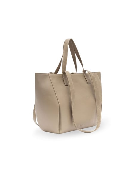 Borsa a cestino in pelle color taupe con vista in prospettiva su sfondo bianco - MONPIEL