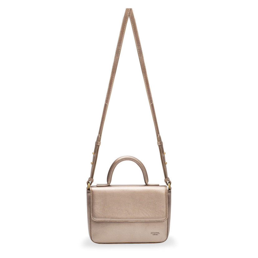 Bolsa pequena de couro Armado em tom metálico champanhe com vista frontal e alça longa sobre fundo branco - MONPIEL