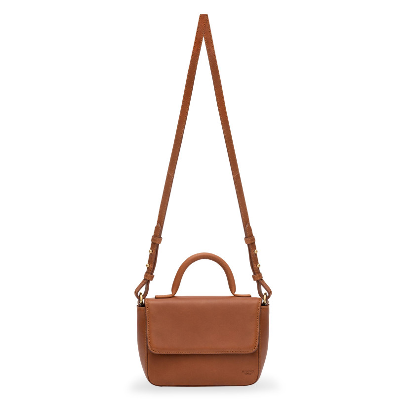 Bolsa pequena de couro Armado em tom couro com vista frontal e alça longa sobre fundo branco - MONPIEL