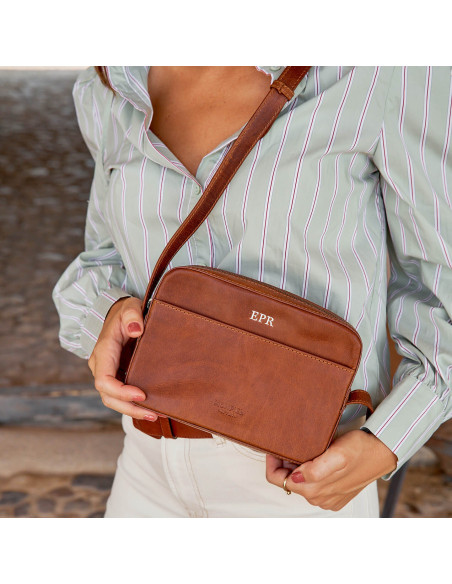 Tan leather crossbody bag, worn on the shoulder, with personalization detail - MONPIEL