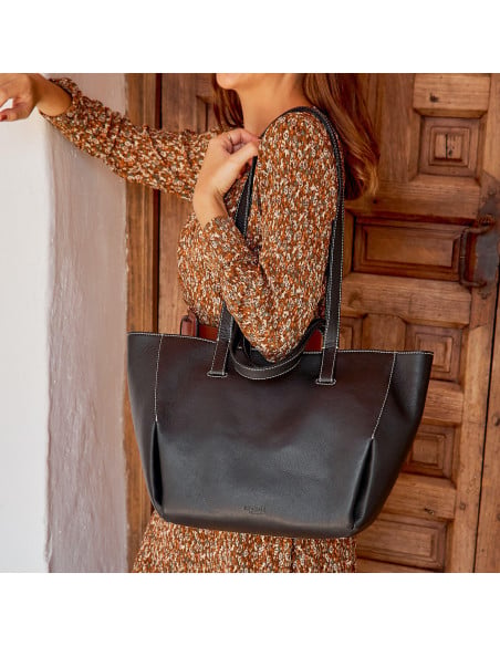 Lederkorb Tasche in Schwarz, über der Schulter hängend, mit Frontalansicht - MONPIEL