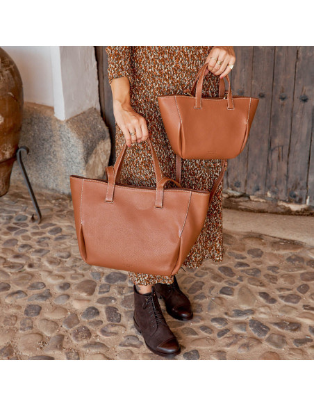 Bolso canasto piel con bolso canasto piel mini en color cuero en el exterior - MONPIEL