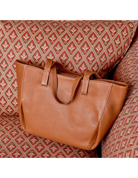 Bolso canasto piel en color cuero con vista frontal apoyado sobre el sofá - MONPIEL