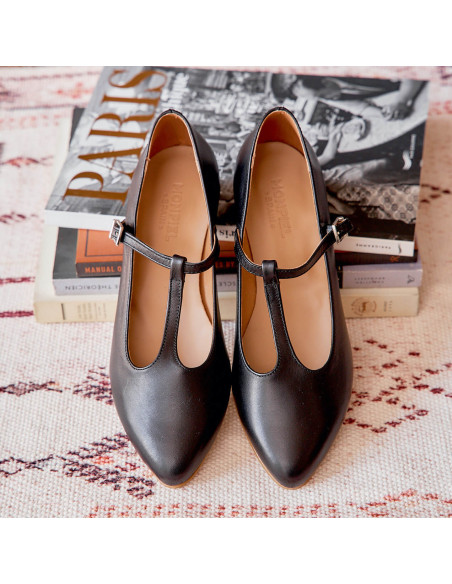 Mary Janes femme Marieta en cuir noir, vue de face, talon posé sur des livres - MONPIEL