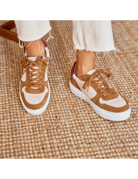 Tênis de couro Cosmo em tom couro com vista em perspectiva em primeiro plano - MONPIEL