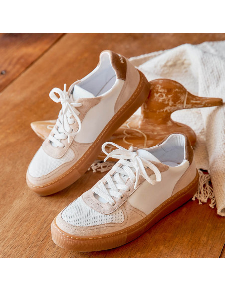 Sneakers in pelle Cosmo color bianco, vista in prospettiva con tallone appoggiato su una figura di anatra - MONPIEL Sneakers in pelle Cosmo color bianco, vista in prospettiva con tallone appoggiato su una figura di anatra - MONPIEL