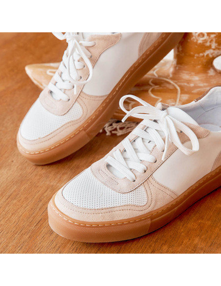 Sneakers piel cosmo en color blanco en primer plano, vista en perspectiva - MONPIEL Sneakers piel cosmo en color blanco en primer plano, vista en perspectiva - MONPIEL