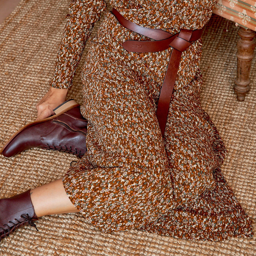 Vaquetilla leather knot belt in tan color, shown with boots detail - MONPIEL