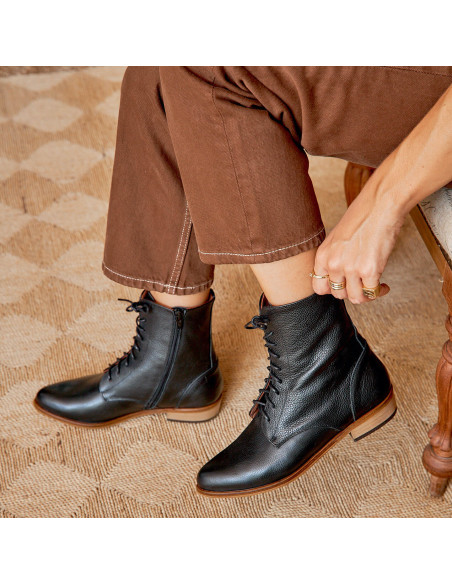 Damen-Lederstiefelette mit spitzer Spitze in Schwarz, Seitenansicht - MONPIEL Damen-Lederstiefelette mit spitzer Spitze in Schwarz, Seitenansicht - MONPIEL