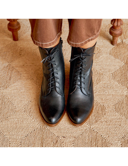 Damen-Lederstiefelette mit spitzer Spitze in Schwarz, Frontalansicht auf Teppich - MONPIEL Damen-Lederstiefelette mit spitzer Spitze in Schwarz, Frontalansicht auf Teppich - MONPIEL