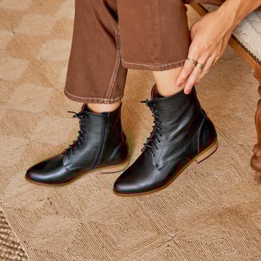 Women’s leather pointed-toe ankle boots in burgundy color, top view, boot profile on the floor - MONPIEL 2