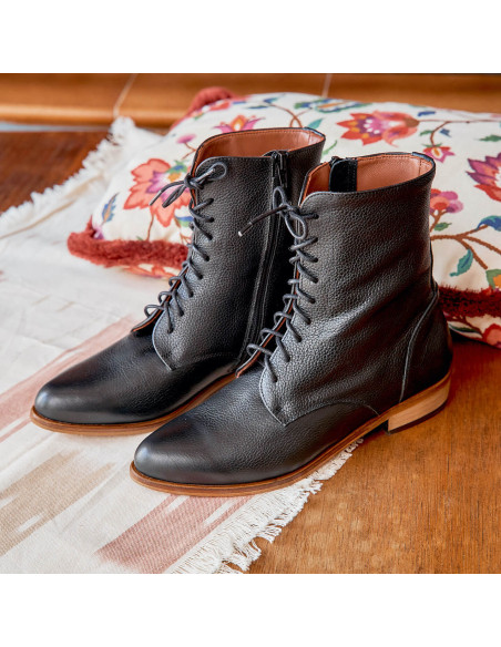 Damen-Lederstiefelette mit spitzer Spitze in Schwarz, Perspektivansicht auf einem Teppich - MONPIEL Damen-Lederstiefelette mit spitzer Spitze in Schwarz, Perspektivansicht auf einem Teppich - MONPIEL