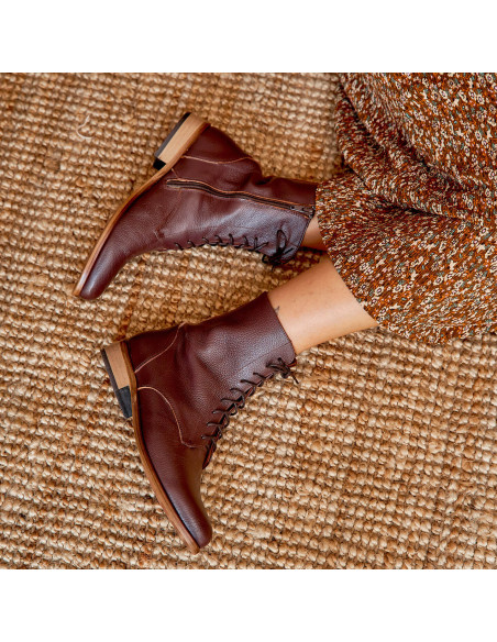 Women’s leather pointed-toe ankle boots in burgundy color, top view, boot profile on the floor - MONPIEL Women’s leather pointed-toe ankle boots in burgundy color, top view, boot profile on the floor - MONPIEL