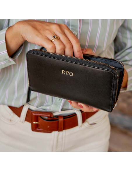 Iniciales personalizadas de 3 iniciales grabadas en oro sobre una cartera de piel en color negro con cremallera abiert - MONPIEL