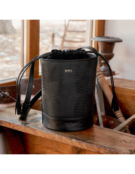 Trois initiales personnalisées gravées en or sur un sac cube en cuir noir à imprimé serpent - MONPIEL