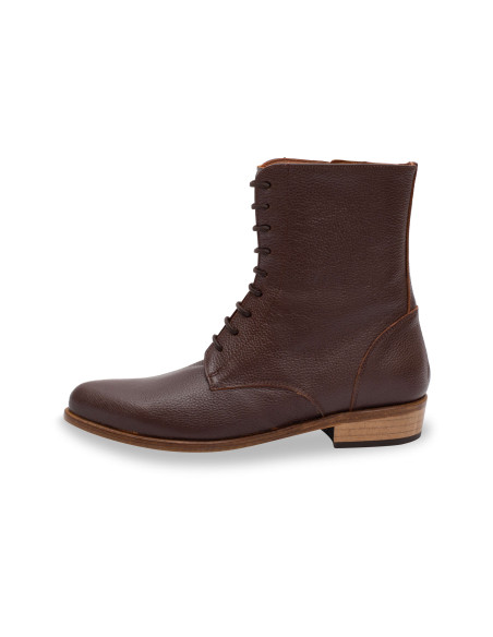 Stivaletto da donna in pelle con punta sottile in bordeaux, vista di profilo su sfondo bianco - MONPIEL Stivaletto da donna in pelle con punta sottile in bordeaux, vista di profilo su sfondo bianco - MONPIEL